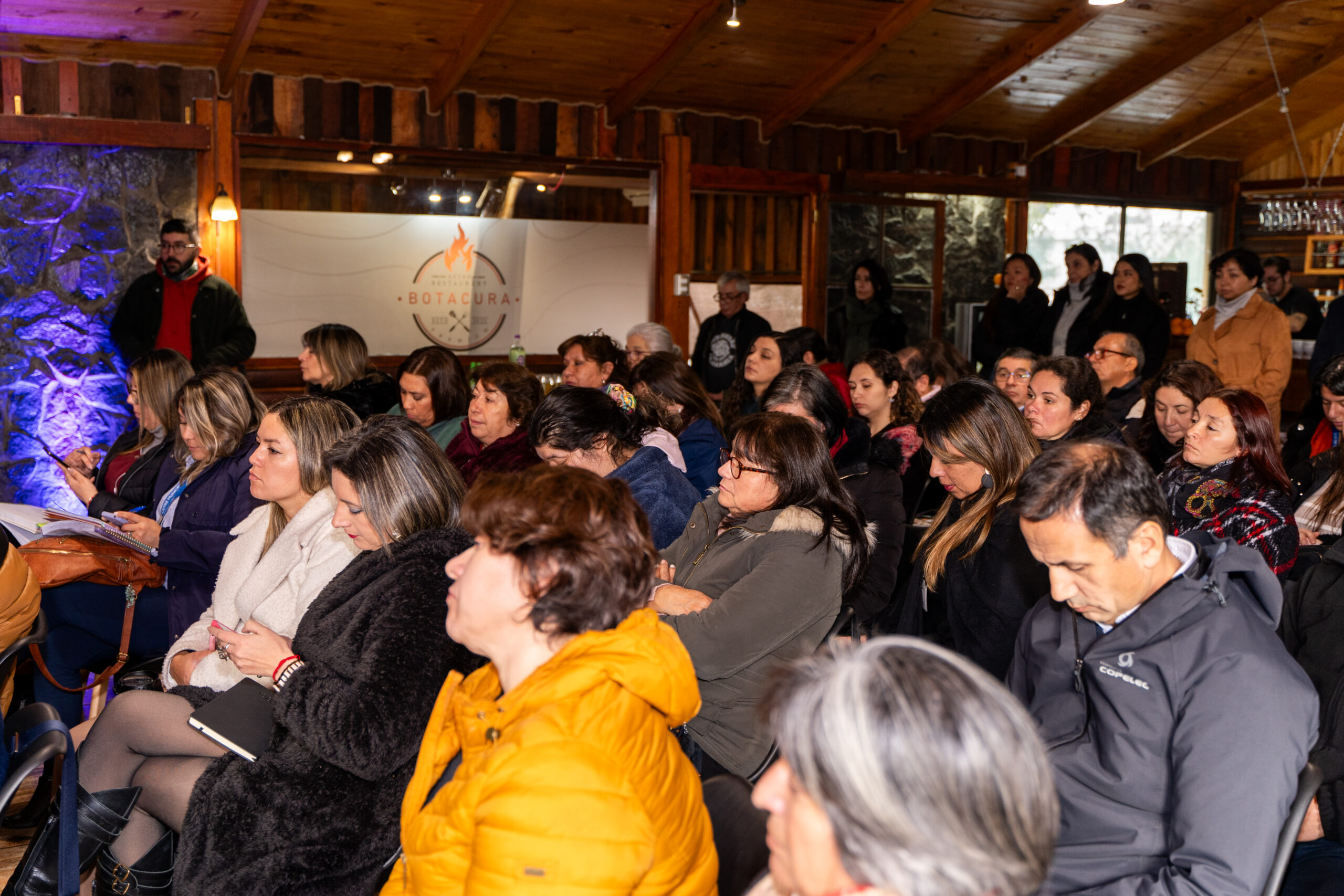 Asistentes sentados observan atentos el Seminario de Inclusión Laboral.<br />
