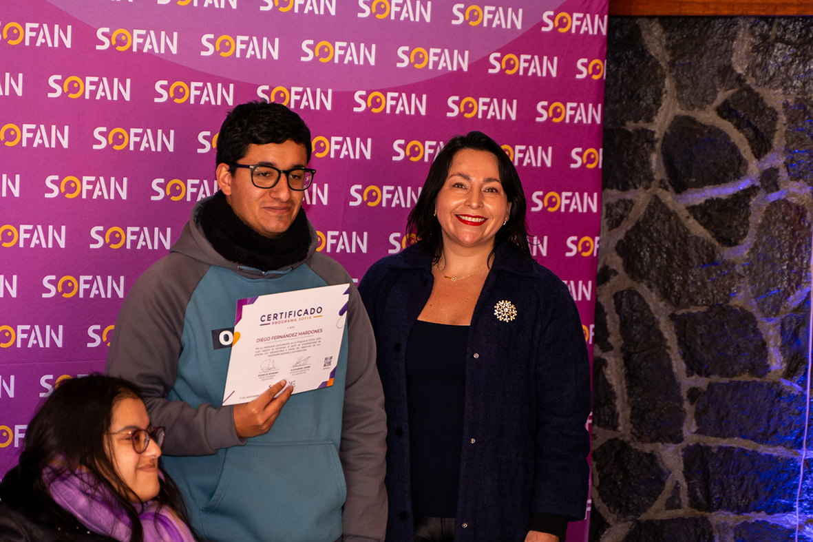 Natalia Barriga, Directora Regional de Senadis Ñuble entrega certificado a Diego Fernández, beneficiario del Programa SOFIA.