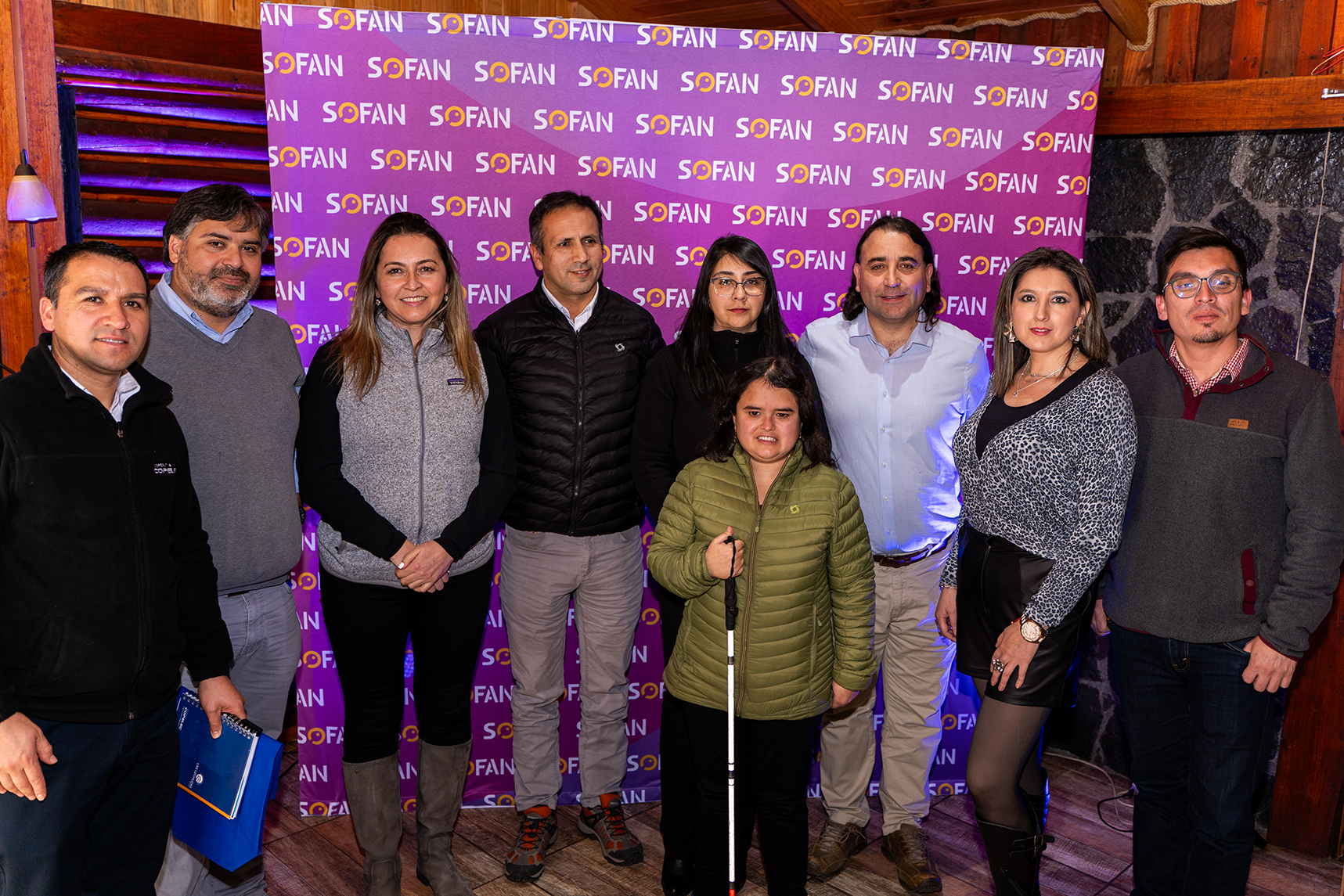 Foto grupal con asistentes al evento, representantes de empresas, psicóloga Constanza Retamal y Rodrigo Moreno.